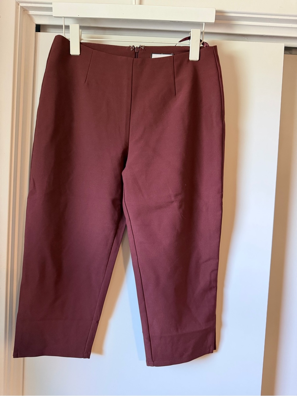 Women’s burgundy capri